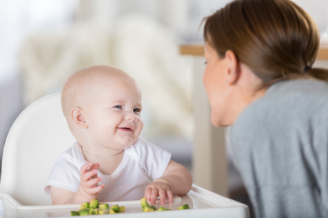 mixing spoon feeding with baby 474