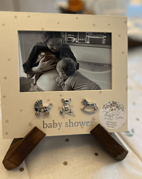 Anne Marie's daughter Seven kisses bump
