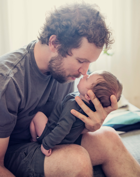 dad holding newborn 474