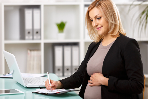 Pregnant woman discussing maternity leave